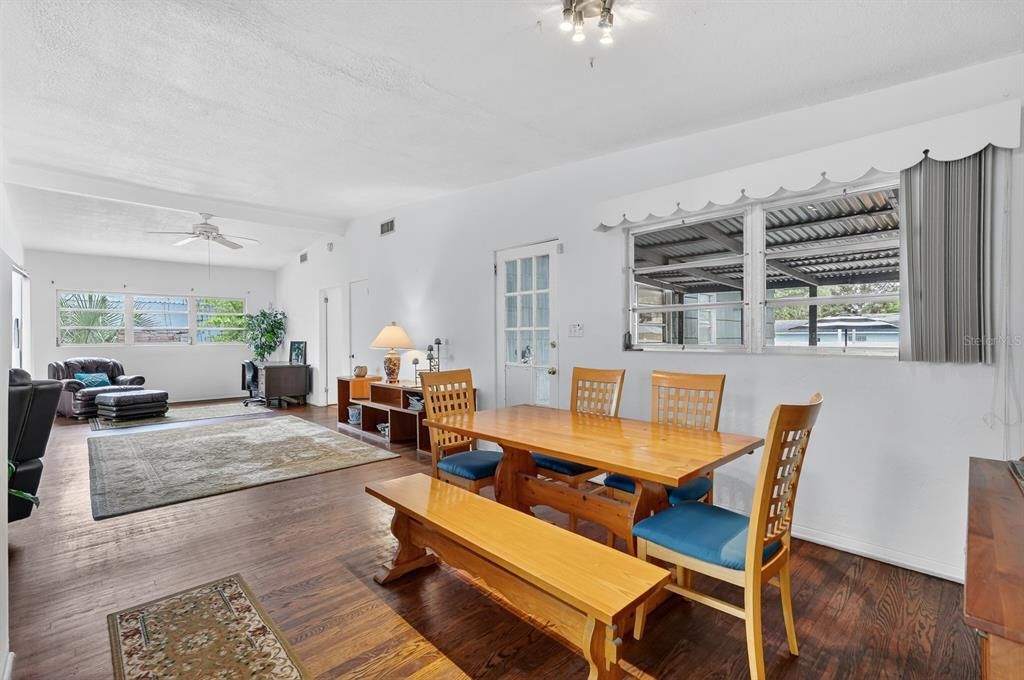 待售: $325,000 (3 贝兹, 1 浴室, 1732 平方英尺)