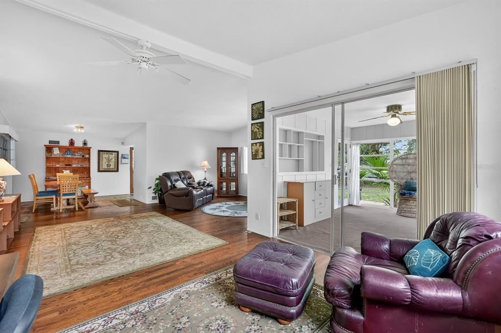 待售: $325,000 (3 贝兹, 1 浴室, 1732 平方英尺)