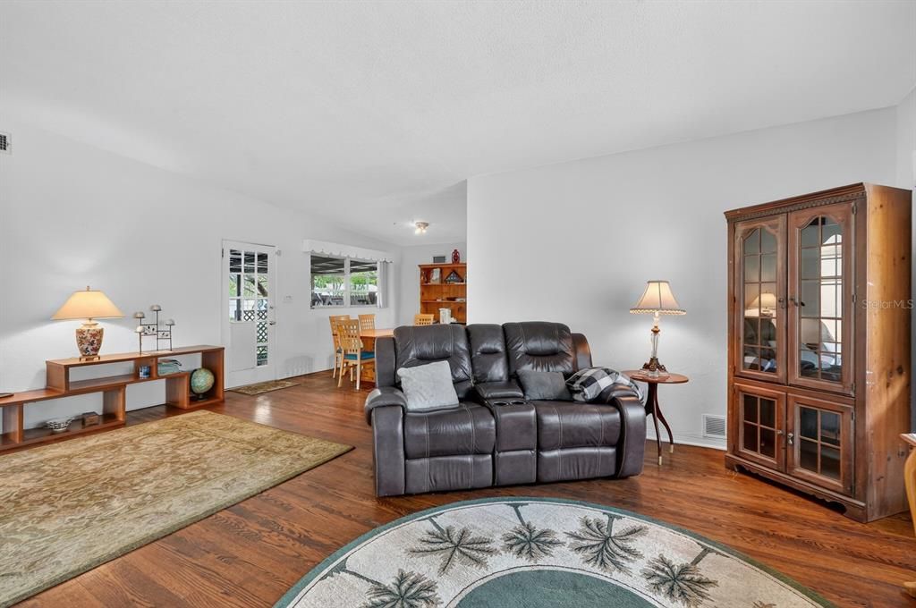 待售: $325,000 (3 贝兹, 1 浴室, 1732 平方英尺)