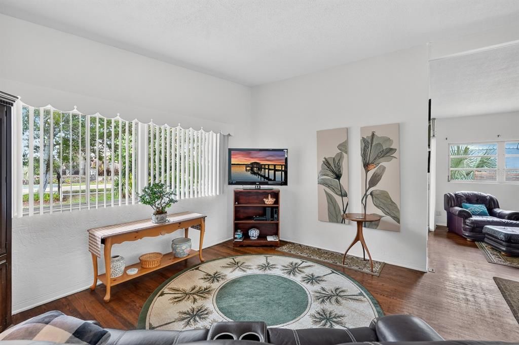 待售: $325,000 (3 贝兹, 1 浴室, 1732 平方英尺)