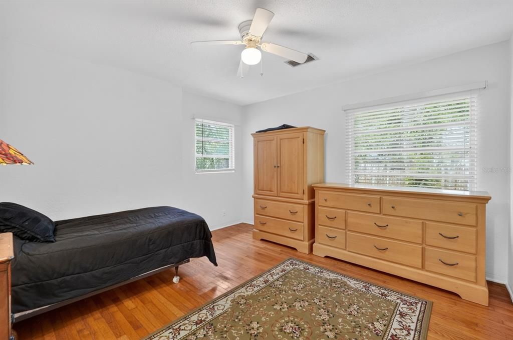 待售: $325,000 (3 贝兹, 1 浴室, 1732 平方英尺)