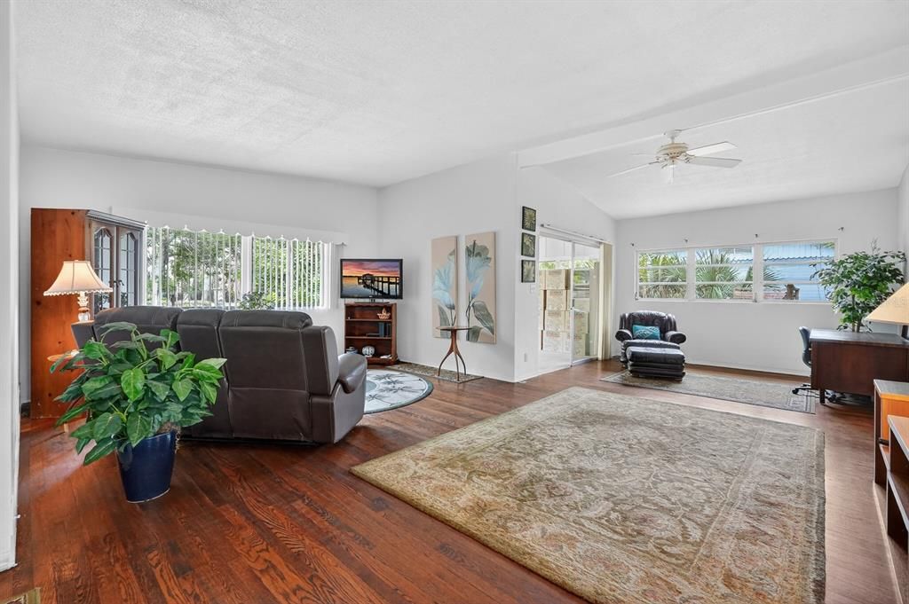 待售: $325,000 (3 贝兹, 1 浴室, 1732 平方英尺)