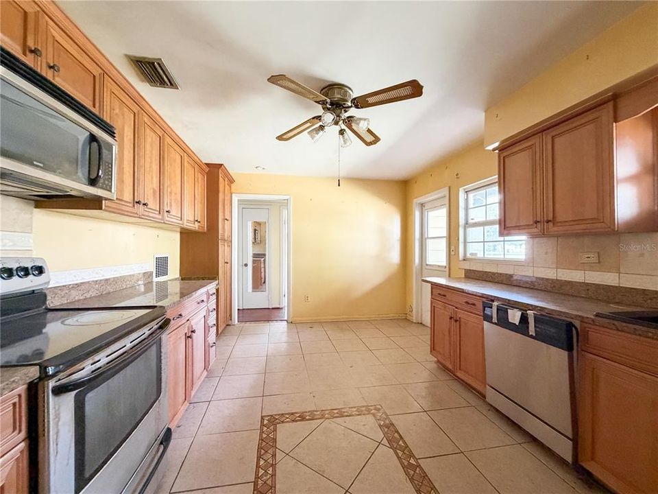 Active With Contract: $162,000 (3 beds, 2 baths, 1765 Square Feet)