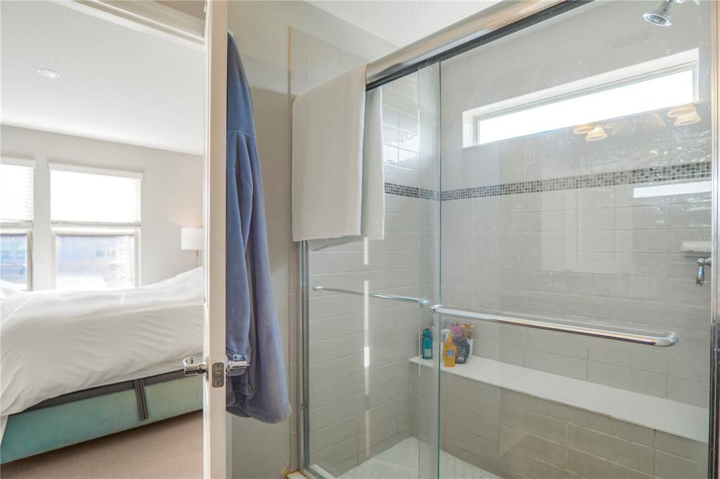 Activo con contrato: $2,950 (3 camas, 2 baños, 1825 Pies cuadrados)