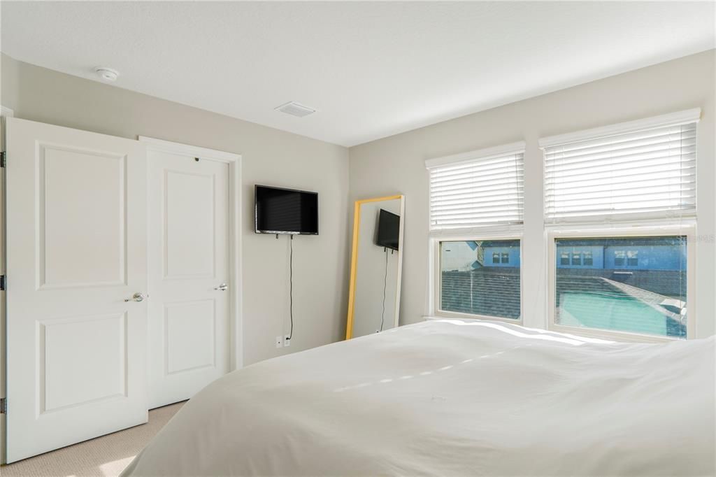 Activo con contrato: $2,950 (3 camas, 2 baños, 1825 Pies cuadrados)