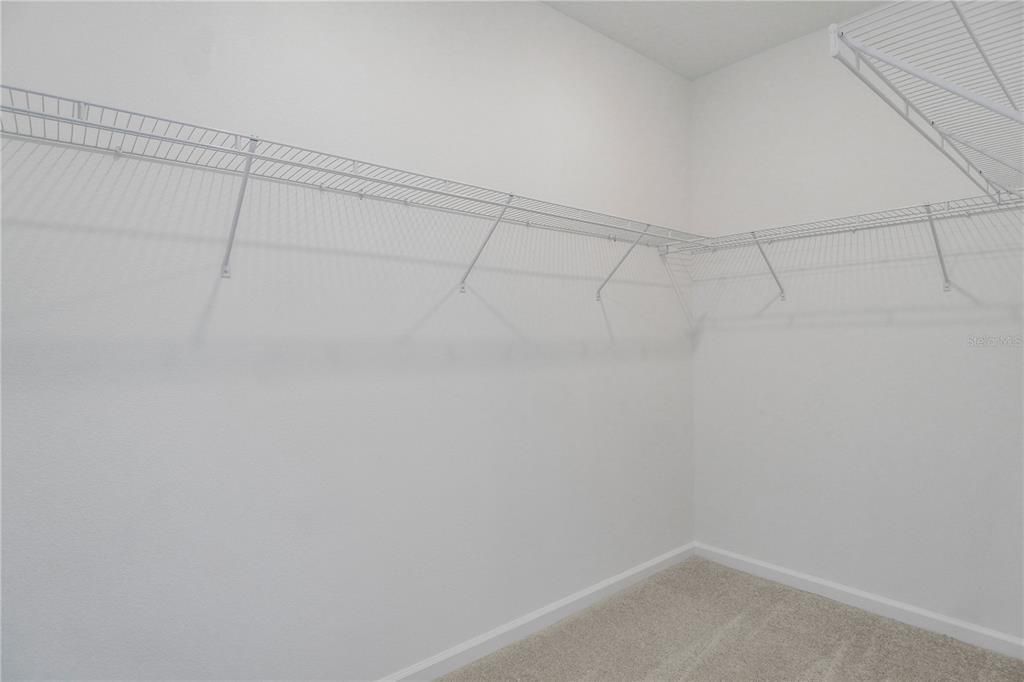 Activo con contrato: $2,950 (3 camas, 2 baños, 1825 Pies cuadrados)
