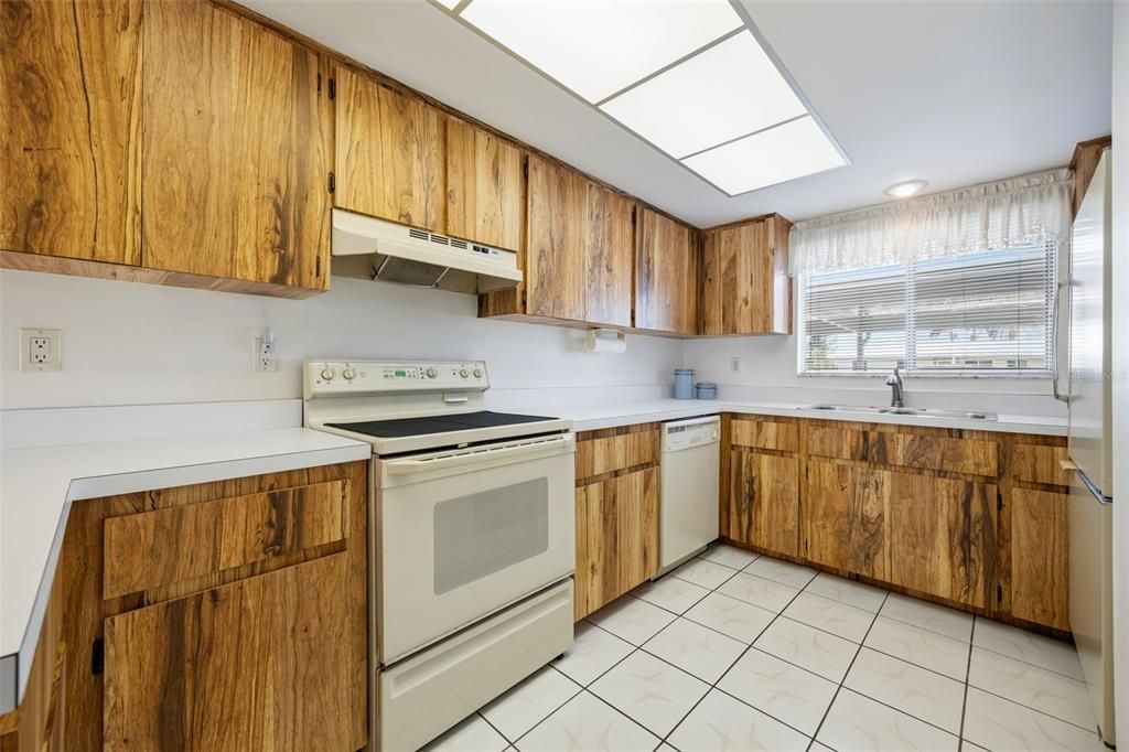 На продажу: $180,000 (2 спален, 2 ванн, 1026 Квадратных фут)