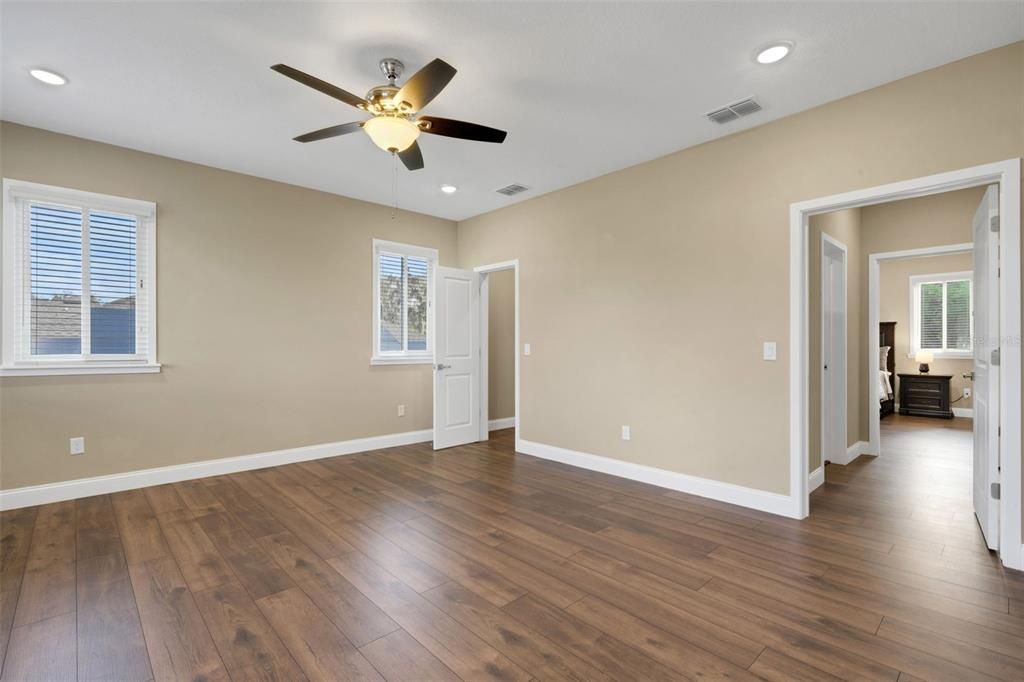 For Sale: $1,075,000 (5 beds, 5 baths, 3752 Square Feet)