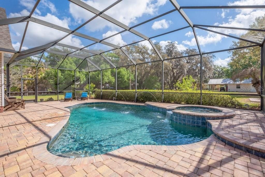 Activo con contrato: $975,000 (4 camas, 2 baños, 3262 Pies cuadrados)
