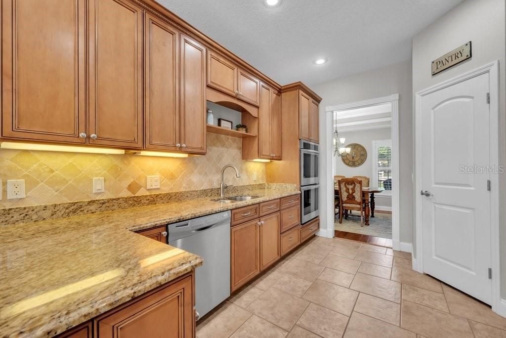Activo con contrato: $975,000 (4 camas, 2 baños, 3262 Pies cuadrados)