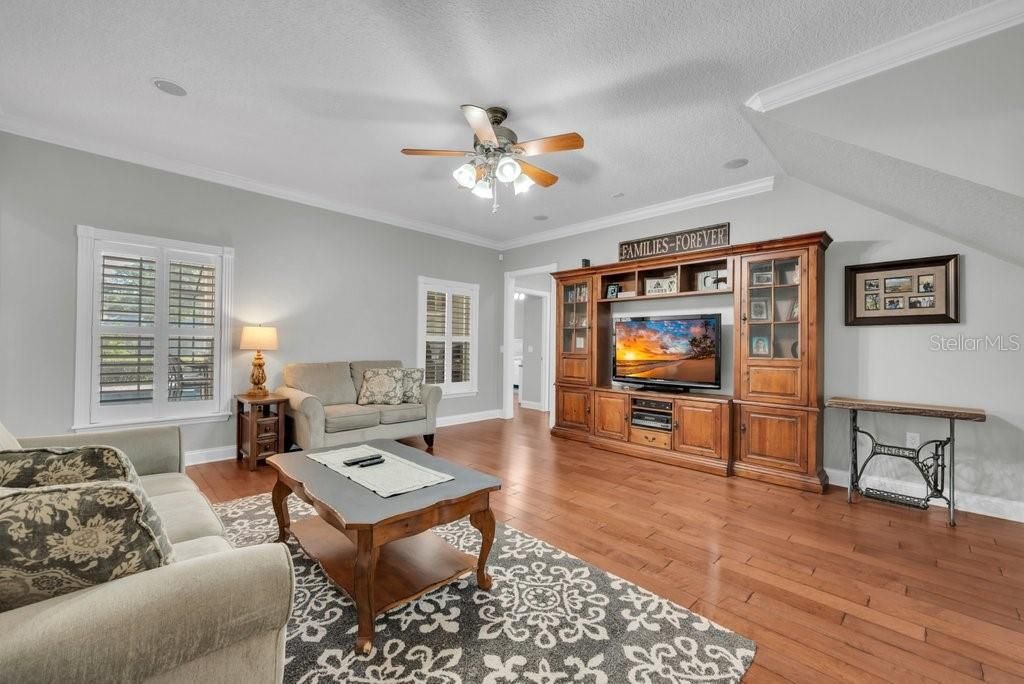 Activo con contrato: $975,000 (4 camas, 2 baños, 3262 Pies cuadrados)