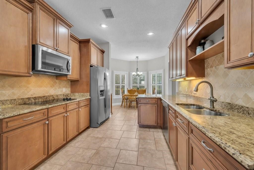 Activo con contrato: $975,000 (4 camas, 2 baños, 3262 Pies cuadrados)