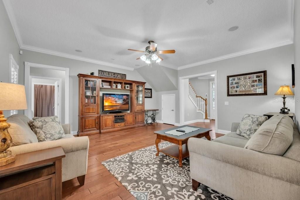 Activo con contrato: $975,000 (4 camas, 2 baños, 3262 Pies cuadrados)