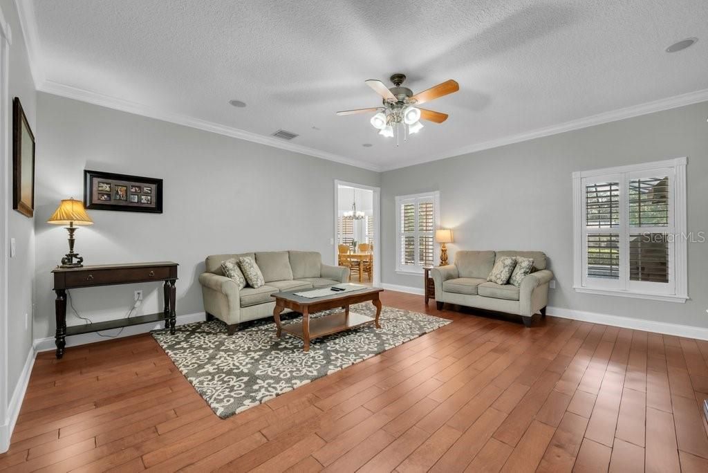 Activo con contrato: $975,000 (4 camas, 2 baños, 3262 Pies cuadrados)