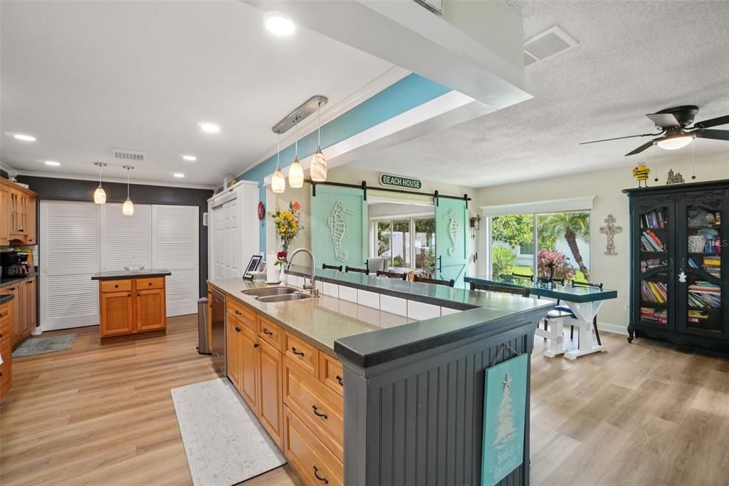 На продажу: $389,900 (2 спален, 2 ванн, 1776 Квадратных фут)