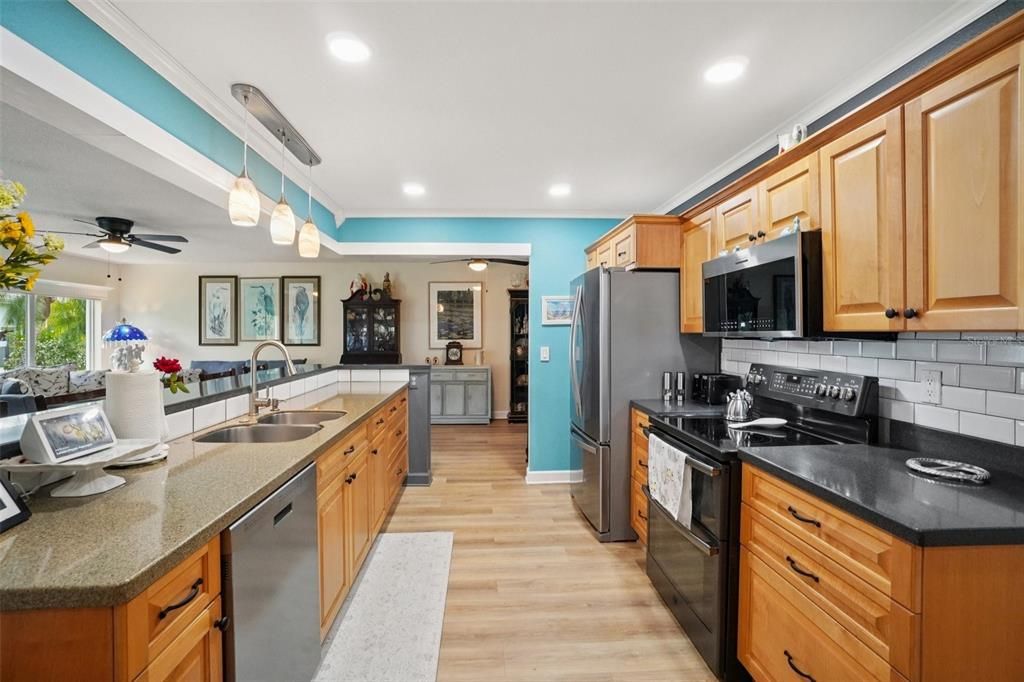 На продажу: $389,900 (2 спален, 2 ванн, 1776 Квадратных фут)