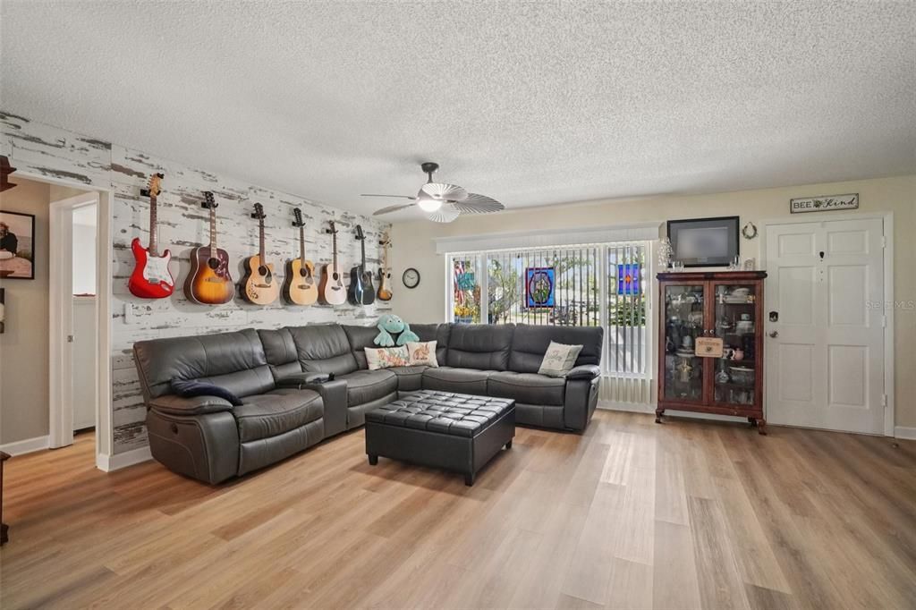 На продажу: $389,900 (2 спален, 2 ванн, 1776 Квадратных фут)