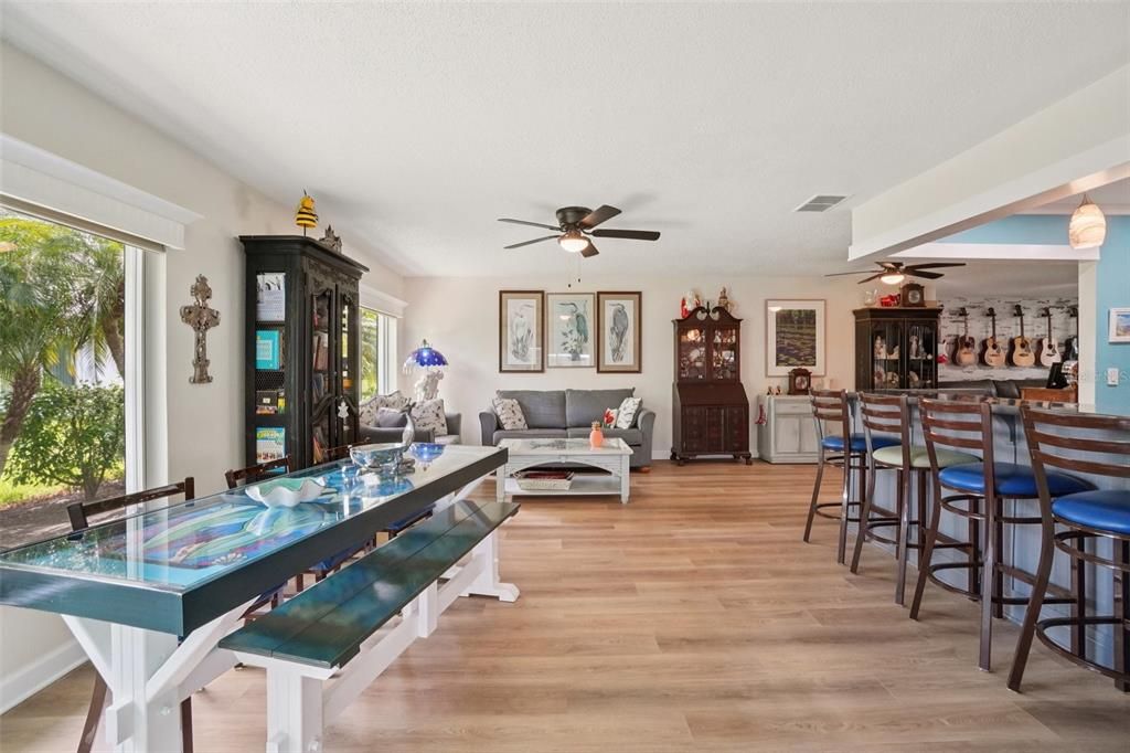 На продажу: $389,900 (2 спален, 2 ванн, 1776 Квадратных фут)