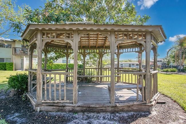 For Sale: $114,000 (2 beds, 1 baths, 881 Square Feet)