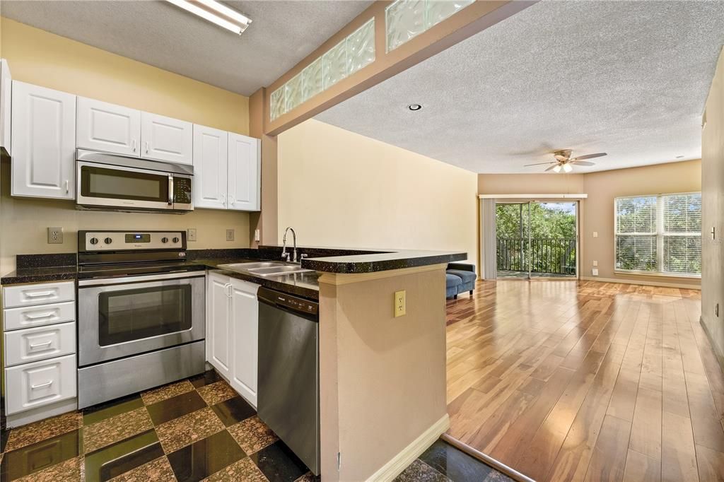 For Sale: $172,900 (2 beds, 2 baths, 990 Square Feet)