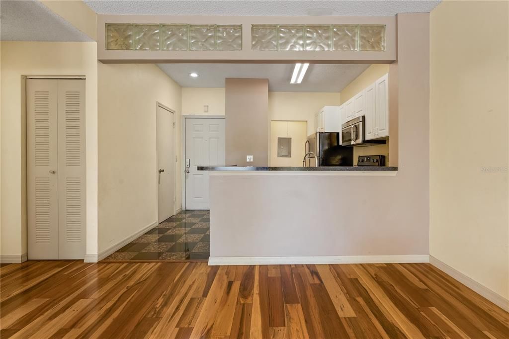 For Sale: $172,900 (2 beds, 2 baths, 990 Square Feet)