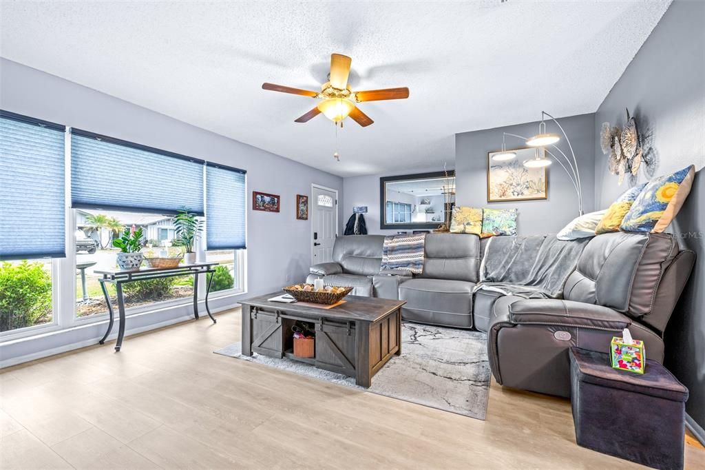 Activo con contrato: $354,000 (2 camas, 2 baños, 1306 Pies cuadrados)