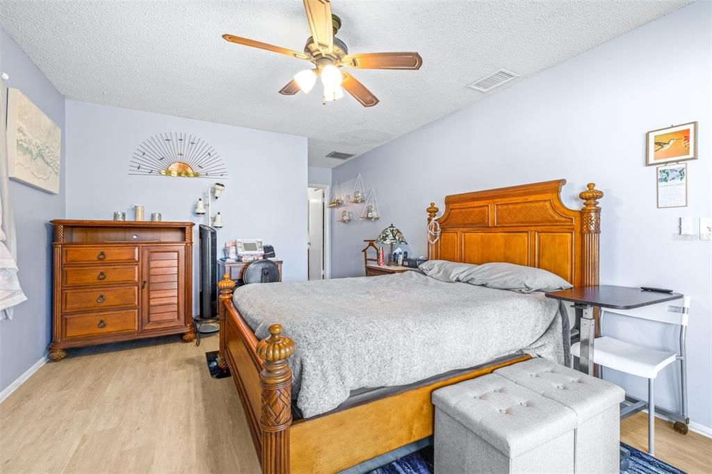 Activo con contrato: $354,000 (2 camas, 2 baños, 1306 Pies cuadrados)