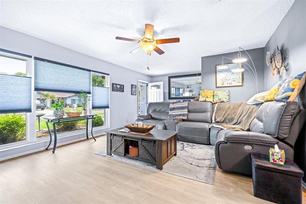 Activo con contrato: $354,000 (2 camas, 2 baños, 1306 Pies cuadrados)