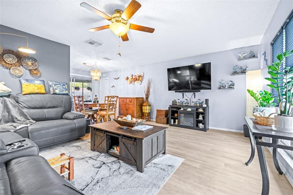 Activo con contrato: $354,000 (2 camas, 2 baños, 1306 Pies cuadrados)