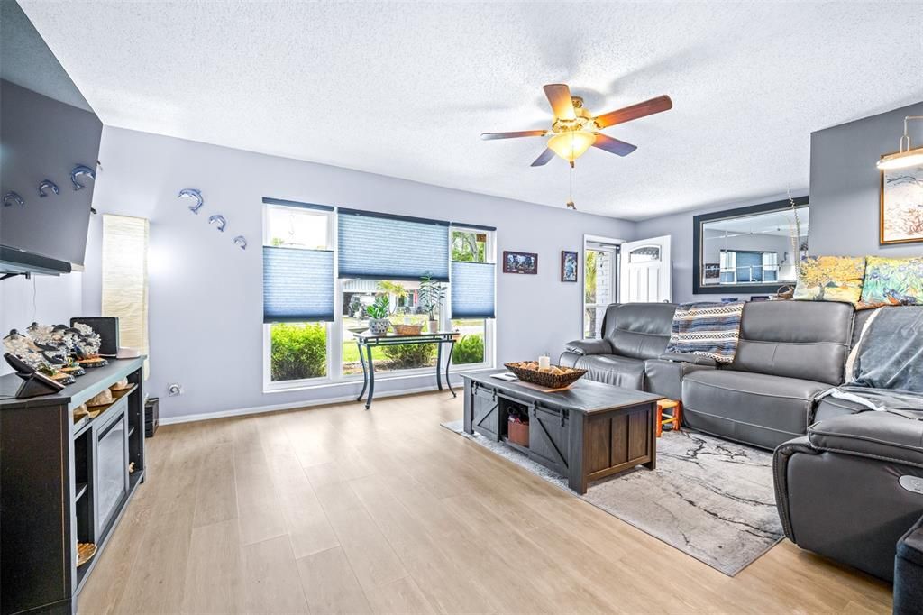 Activo con contrato: $354,000 (2 camas, 2 baños, 1306 Pies cuadrados)