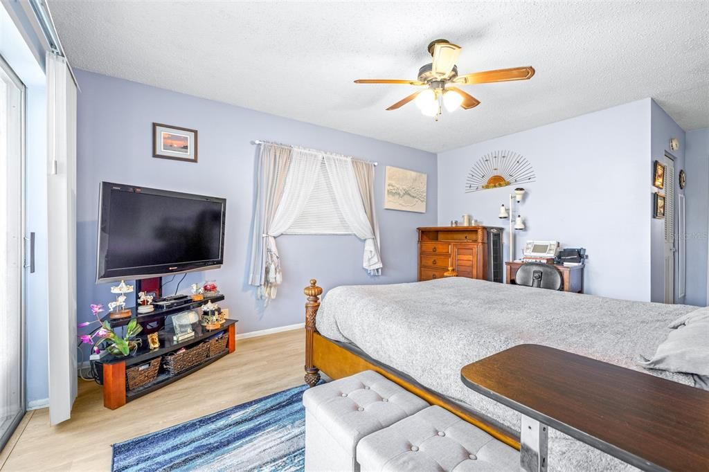 Activo con contrato: $354,000 (2 camas, 2 baños, 1306 Pies cuadrados)