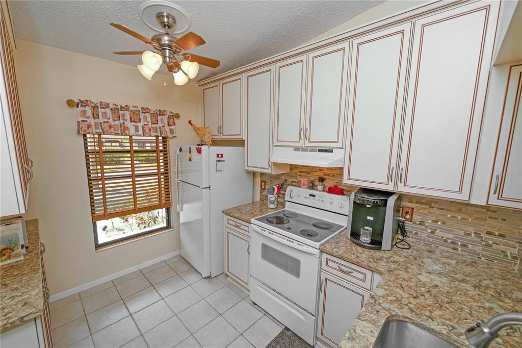 На продажу: $214,000 (2 спален, 2 ванн, 970 Квадратных фут)