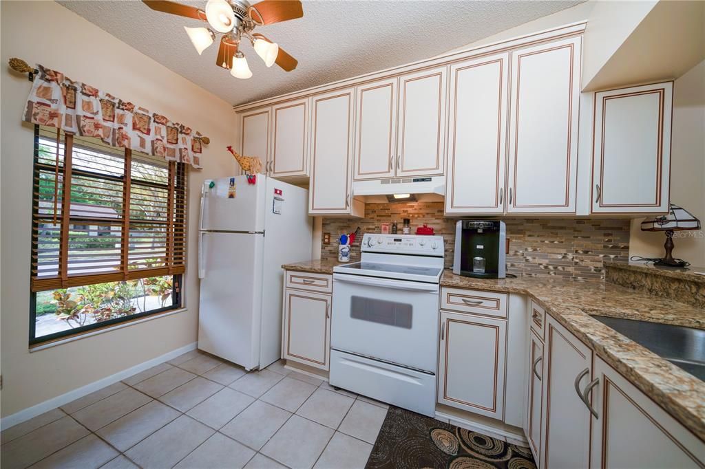 На продажу: $214,000 (2 спален, 2 ванн, 970 Квадратных фут)