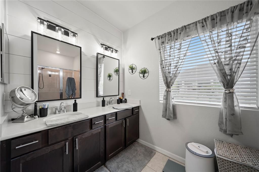 На продажу: $349,400 (3 спален, 2 ванн, 2044 Квадратных фут)