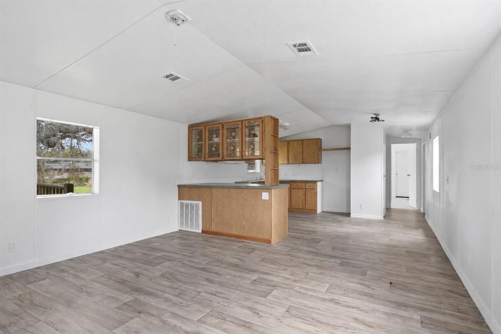 待售: $1,499,000 (40.74 acres)