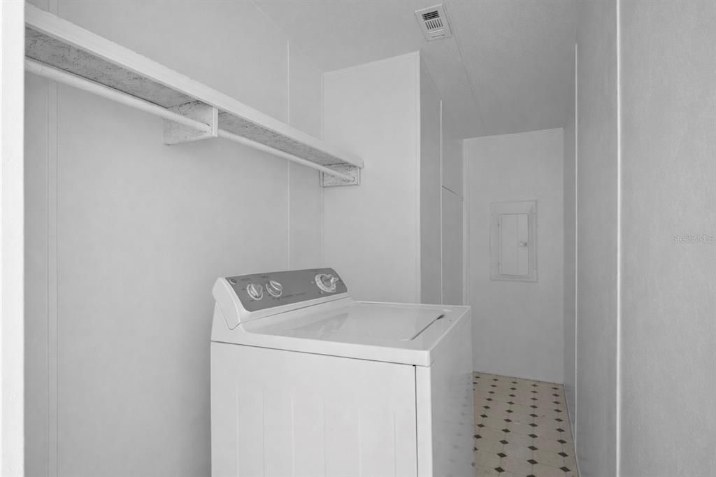 待售: $1,499,000 (40.74 acres)