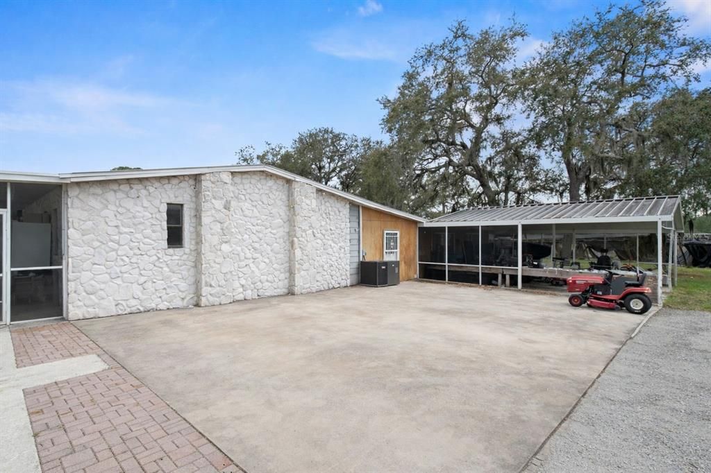 待售: $1,499,000 (40.74 acres)