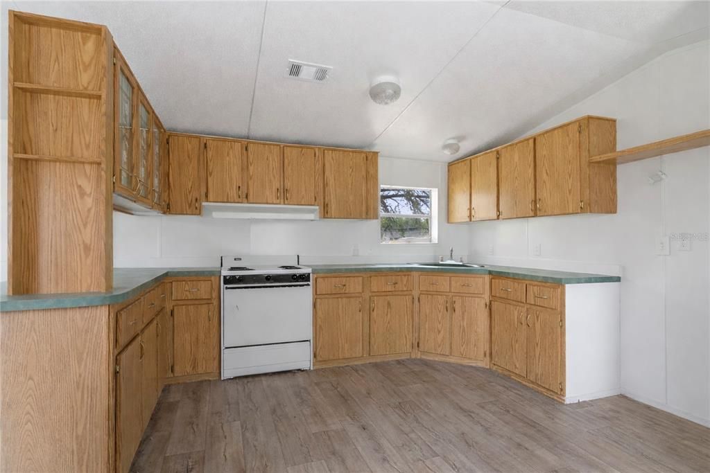 待售: $1,499,000 (40.74 acres)