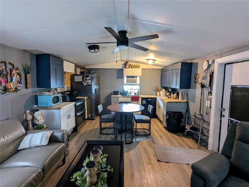 For Sale: $90,000 (2 beds, 1 baths, 1176 Square Feet)