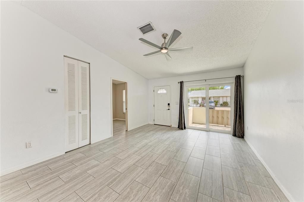 En Venta: $289,000 (3 camas, 2 baños, 1050 Pies cuadrados)