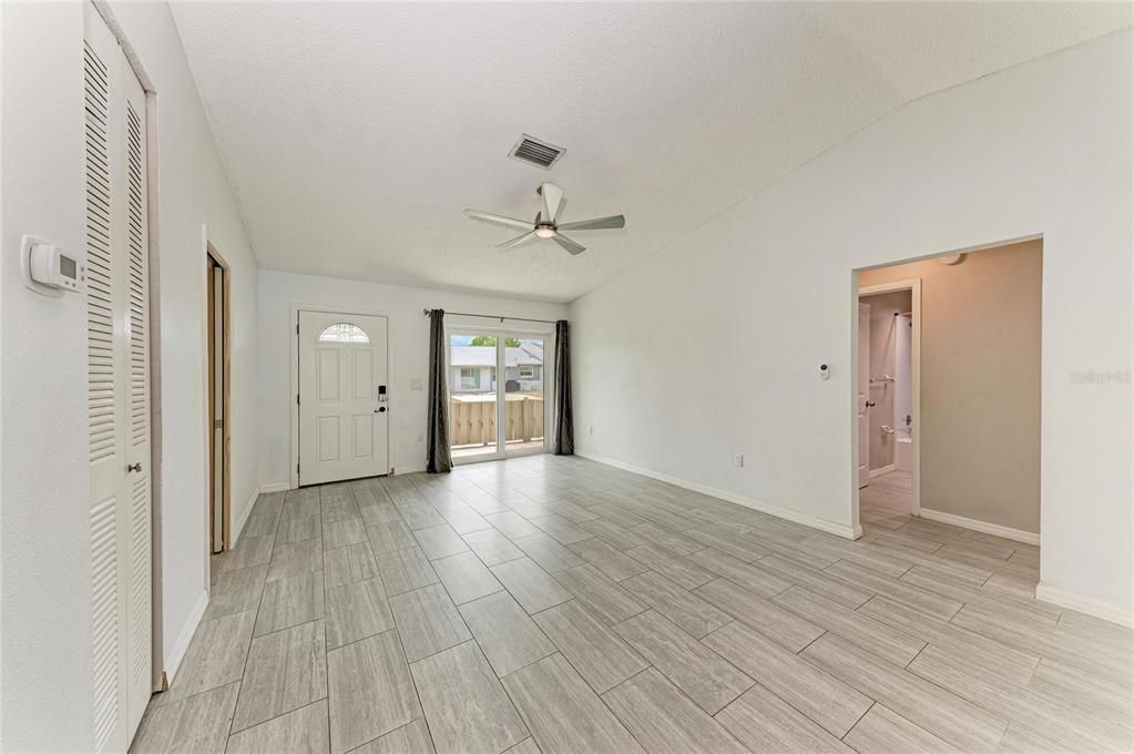 En Venta: $289,000 (3 camas, 2 baños, 1050 Pies cuadrados)