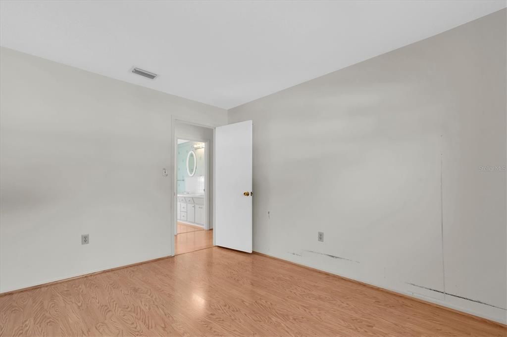 Activo con contrato: $450,000 (4 camas, 3 baños, 1982 Pies cuadrados)