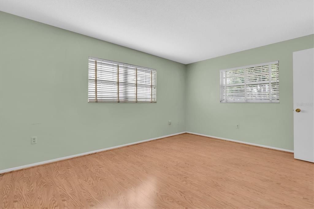 Activo con contrato: $450,000 (4 camas, 3 baños, 1982 Pies cuadrados)