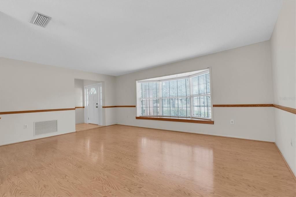 Activo con contrato: $450,000 (4 camas, 3 baños, 1982 Pies cuadrados)