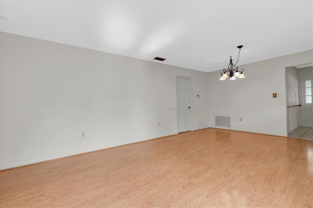 Activo con contrato: $450,000 (4 camas, 3 baños, 1982 Pies cuadrados)