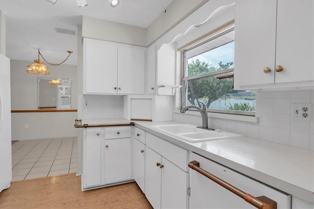 Activo con contrato: $450,000 (4 camas, 3 baños, 1982 Pies cuadrados)