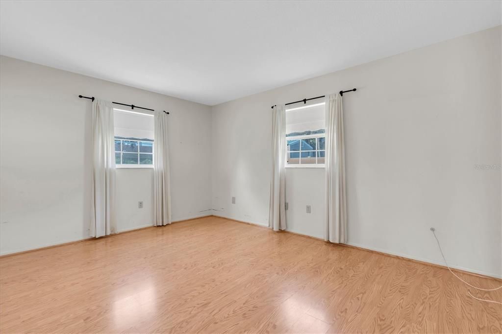 Activo con contrato: $450,000 (4 camas, 3 baños, 1982 Pies cuadrados)