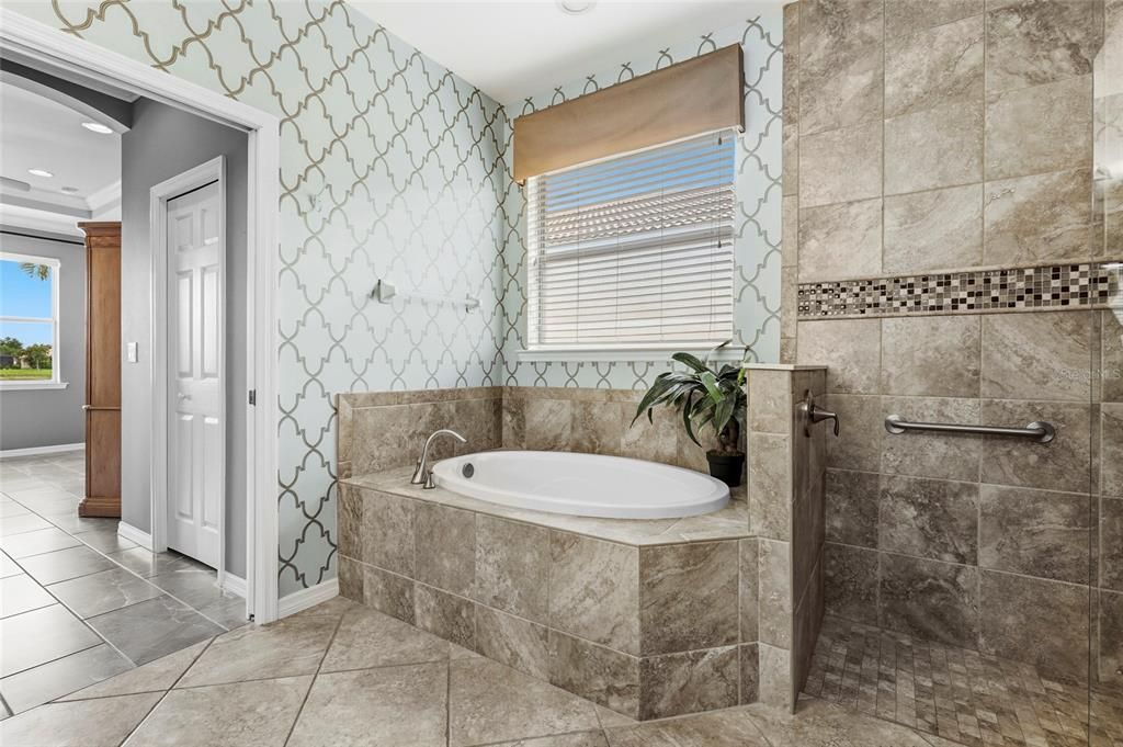 Active With Contract: $374,900 (3 beds, 2 baths, 1986 Square Feet)