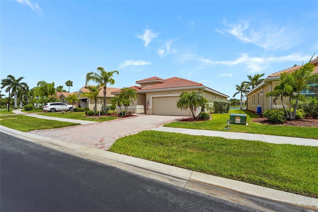 Active With Contract: $374,900 (3 beds, 2 baths, 1986 Square Feet)