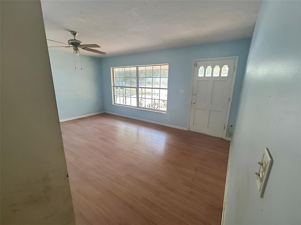 For Sale: $147,900 (3 beds, 2 baths, 1376 Square Feet)